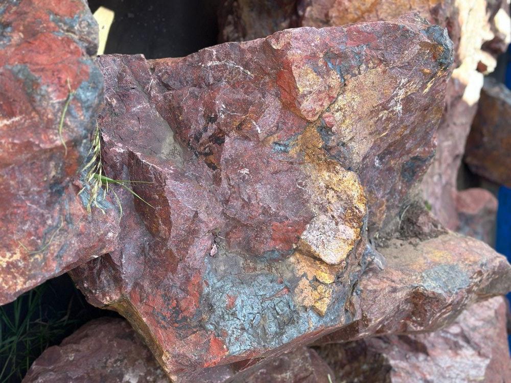 Камни для ландшафтного дизайна красно-фиолетовые 10-60 килограмм купить в Краснотурьинске