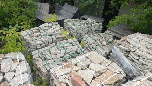 Гранитный плитняк галтованный для мощения купить в Краснотурьинске