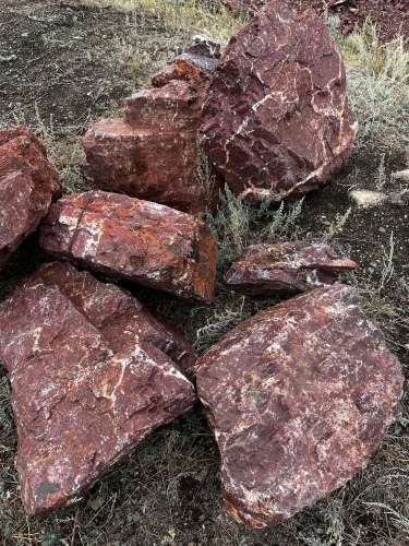 Ландшафтные глыбы красно-фиолетовые 200-1000 килограмм купить в Краснотурьинске