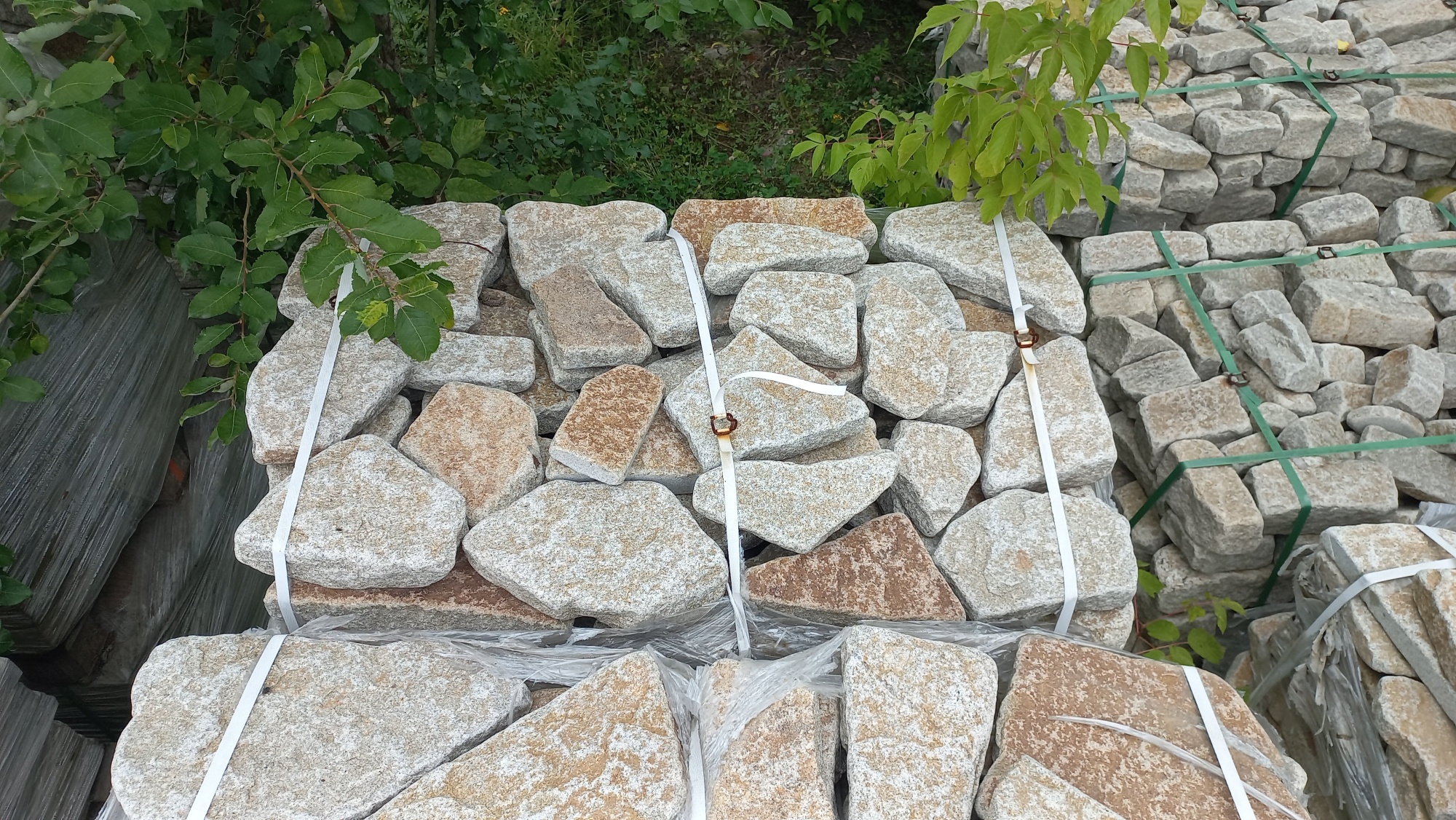 Плитняк галтованный гранитный для ландшафтного дизайна купить в Краснотурьинске