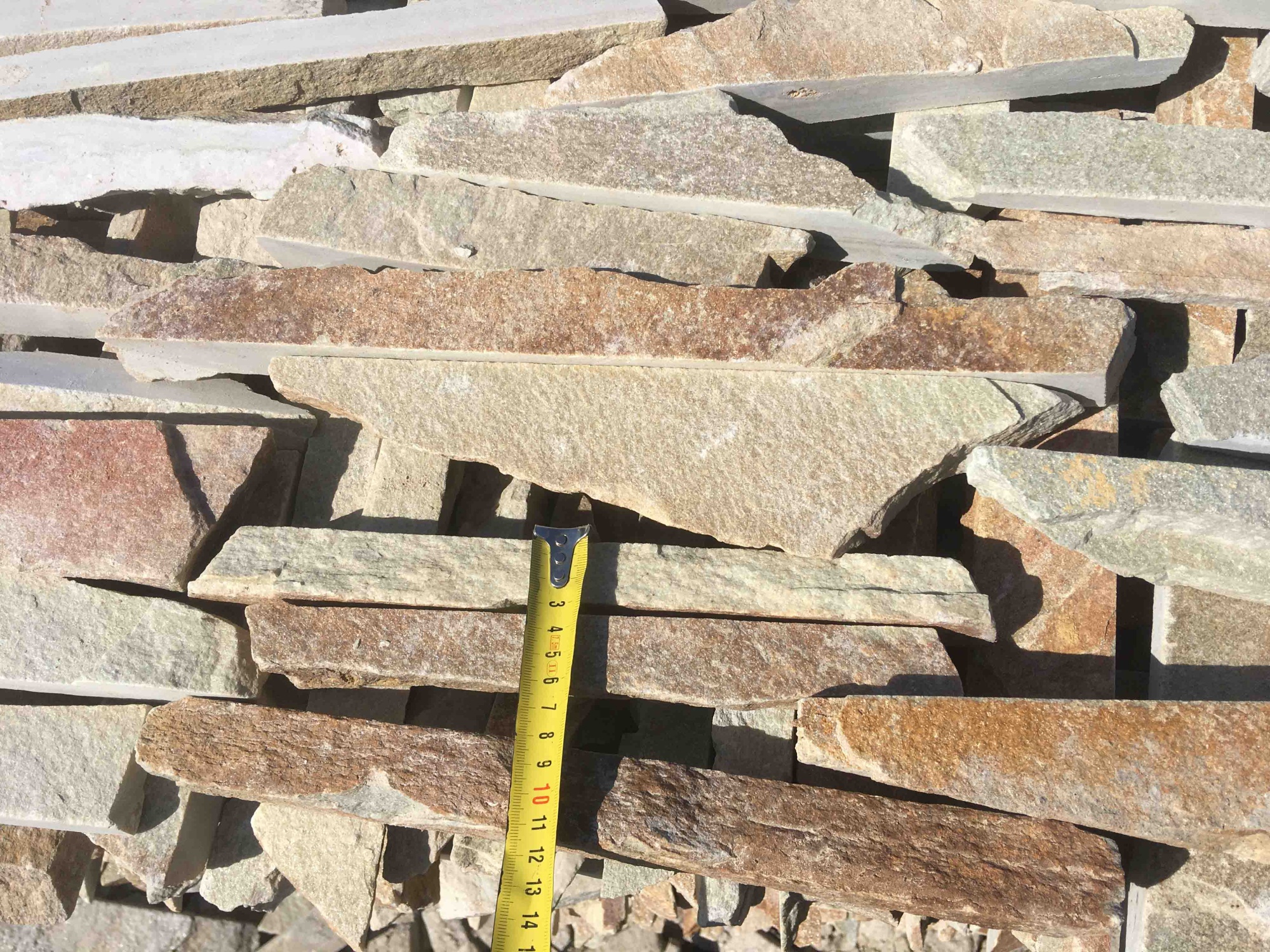 Горбушка златолит золотистый для облицовки купить в Краснотурьинске