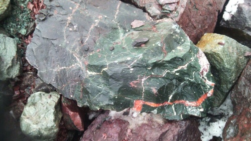 Гигантские зелёные валуны для ландшафтного дизайна весом более 5 тонн купить в Краснотурьинске