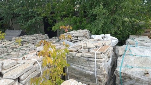 Плитняк галтованный гранитный для ландшафтного дизайна купить в Краснотурьинске