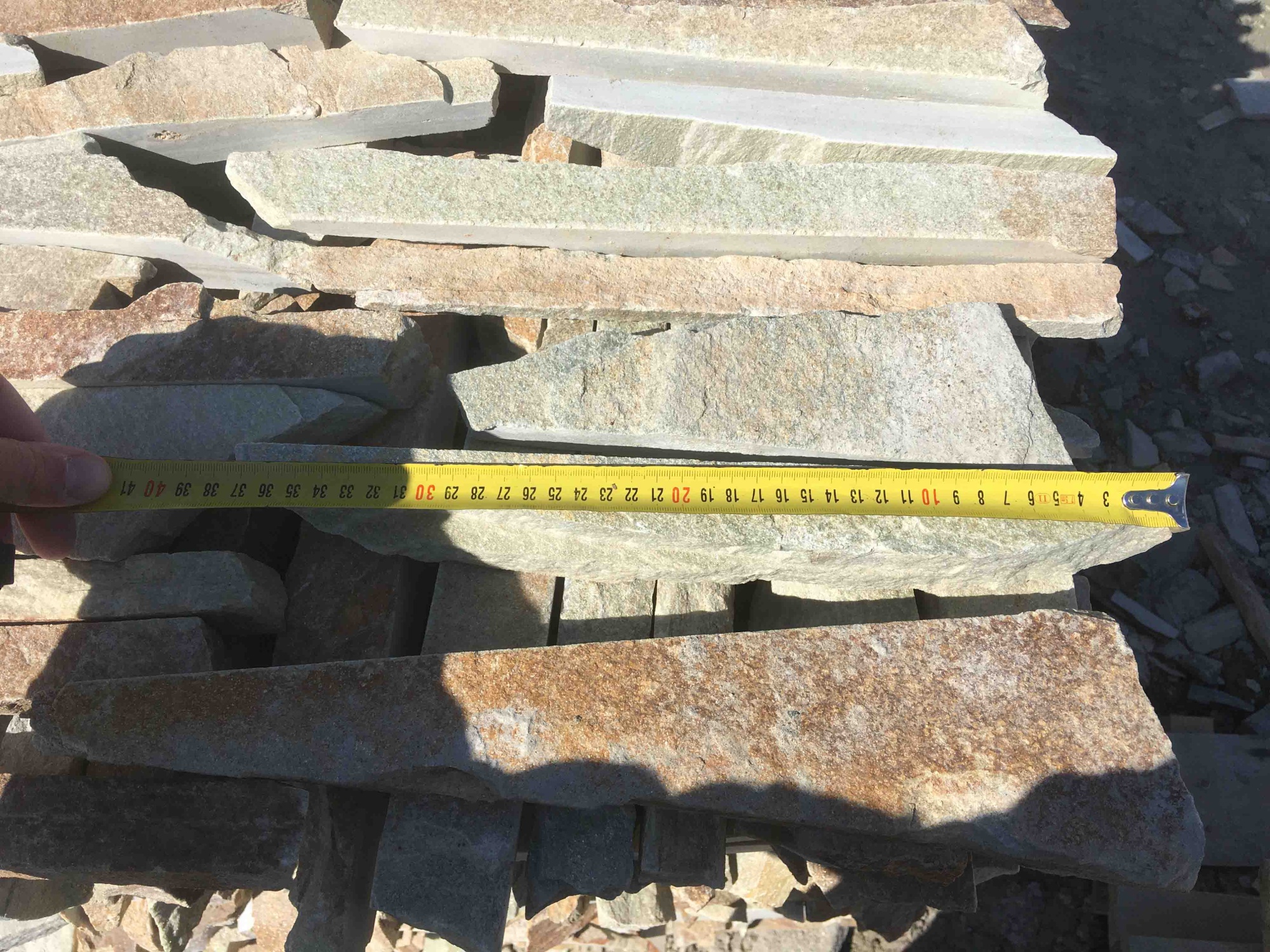 Горбушка златолит золотистый для облицовки купить в Краснотурьинске