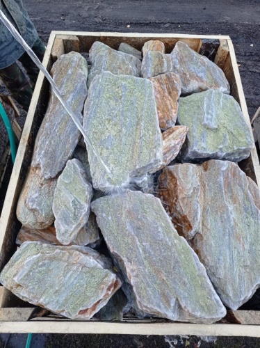 Златолит жёлтый, жёлто-зелёный глыбки и валуны для ланшафтного дизайна купить в Краснотурьинске
