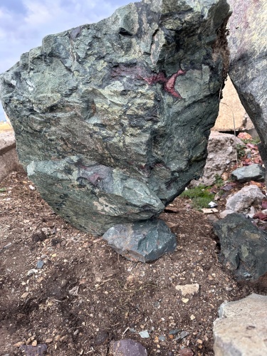 Гигантские зелёные валуны для ландшафтного дизайна весом более 5 тонн купить в Краснотурьинске