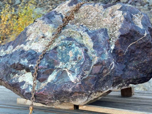 Огромные красно-фиолетовые валуны для ландшафтного дизайна весом более 5 тонн купить в Краснотурьинске