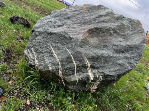 Гигантские зелёные валуны для ландшафтного дизайна весом более 5 тонн купить в Краснотурьинске