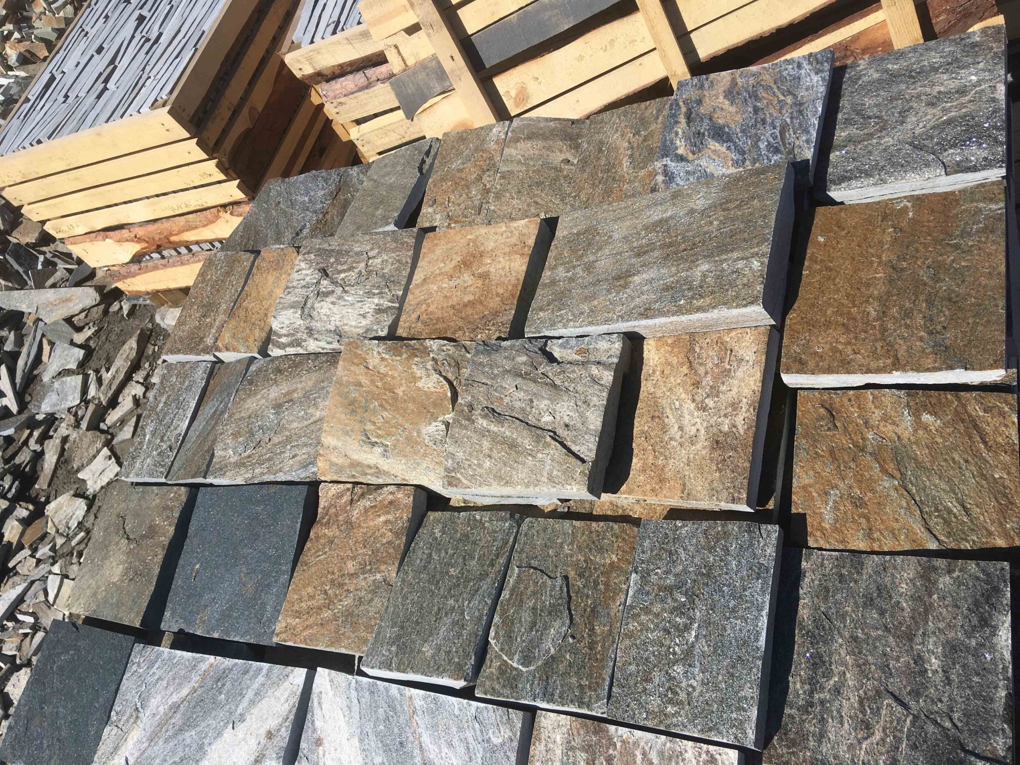 Плитка пилёная златолит Уральский для цоколя, отмостки купить в Краснотурьинске