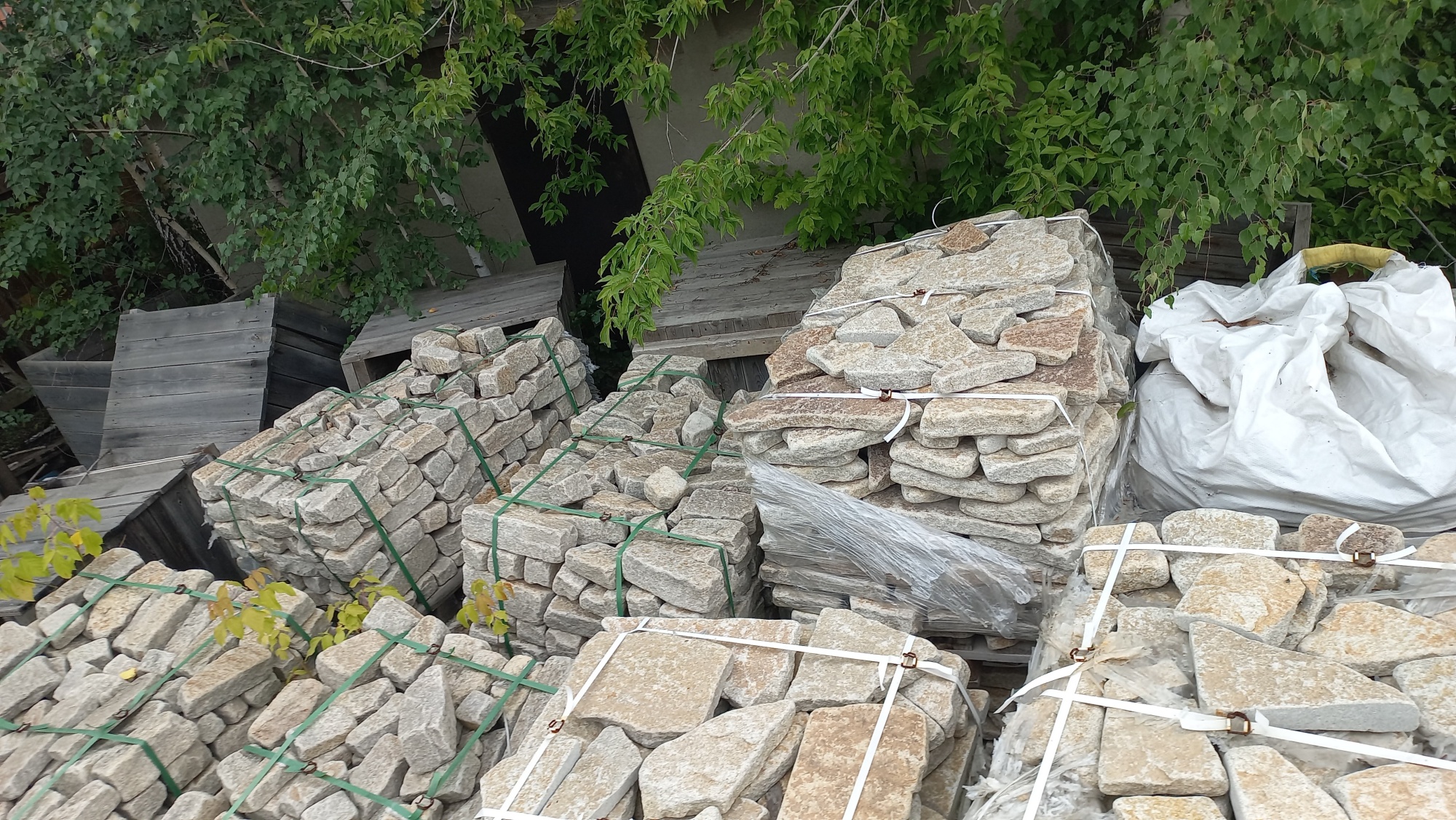 Плитняк гранитный галтованный купить в Краснотурьинске