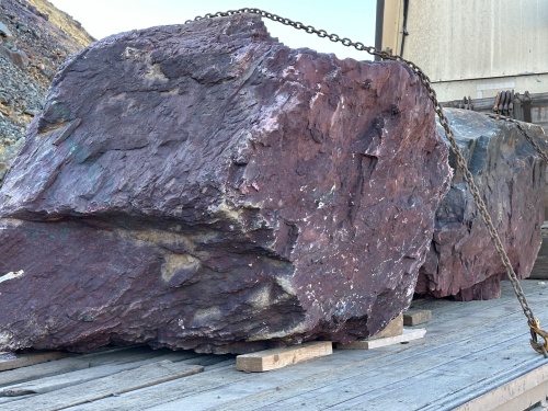 Огромные красно-фиолетовые валуны для ландшафтного дизайна весом более 5 тонн купить в Краснотурьинске