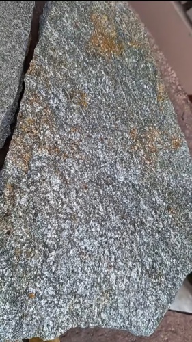 Плитняк златолит серебристый для цоколя, отмостки купить в Краснотурьинске