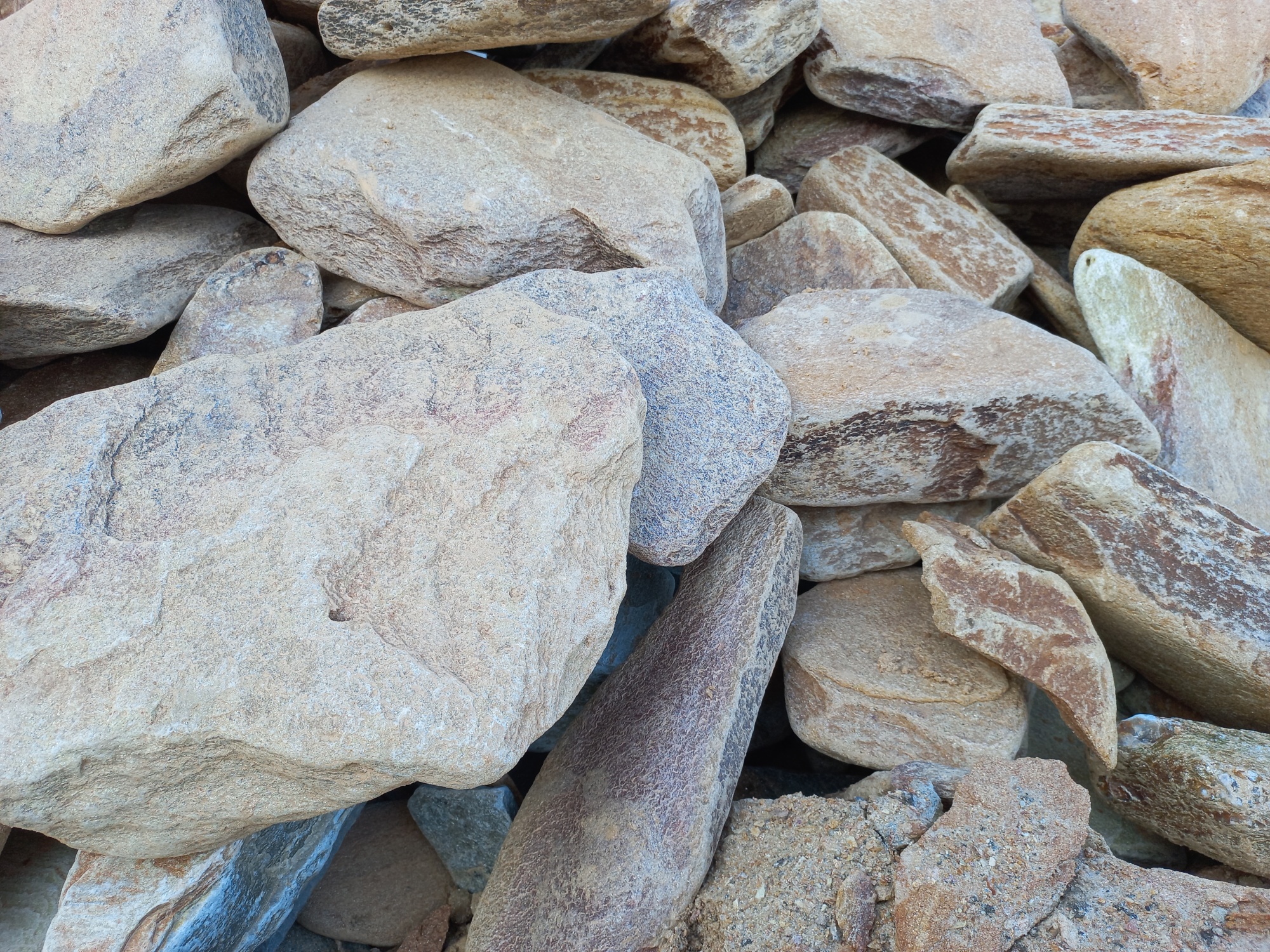 Златолит жёлтый, жёлто-зелёный глыбки и валуны для ланшафтного дизайна купить в Краснотурьинске