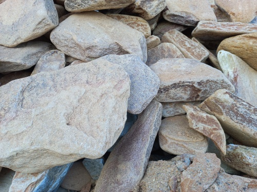 Златолит жёлтый, жёлто-зелёный глыбки и валуны для ланшафтного дизайна купить в Краснотурьинске