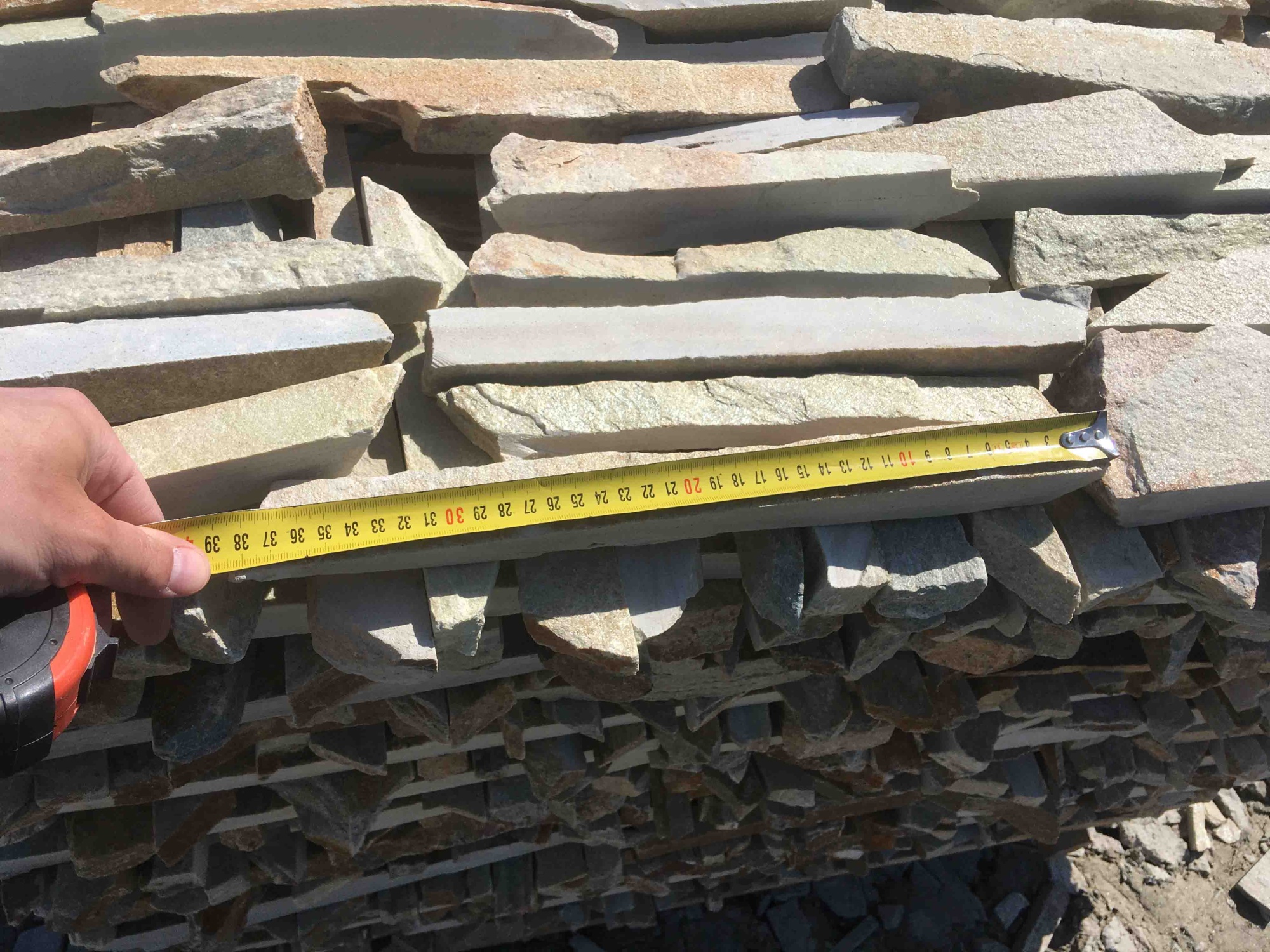 Горбушка златолит золотистый для облицовки купить в Краснотурьинске