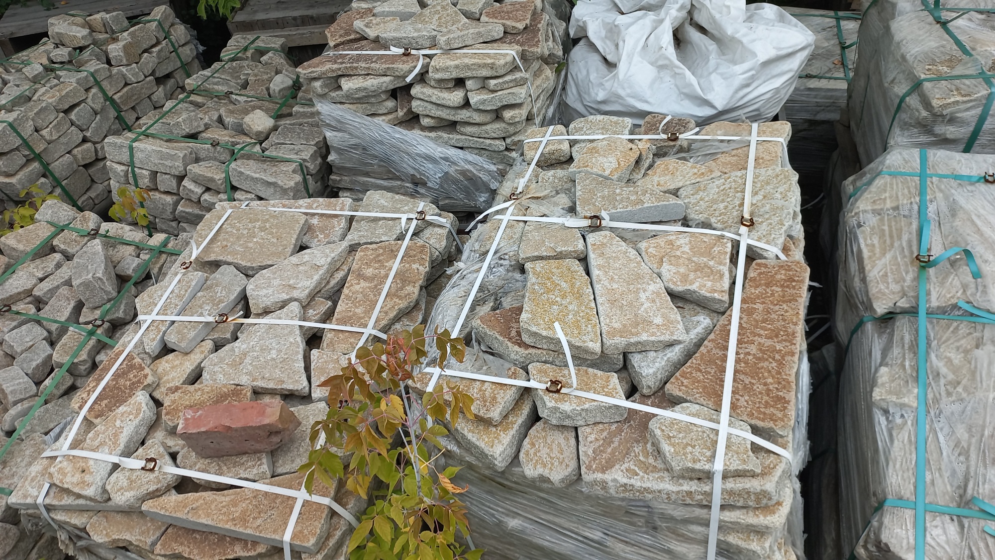 Плитняк гранитный галтованный купить в Краснотурьинске