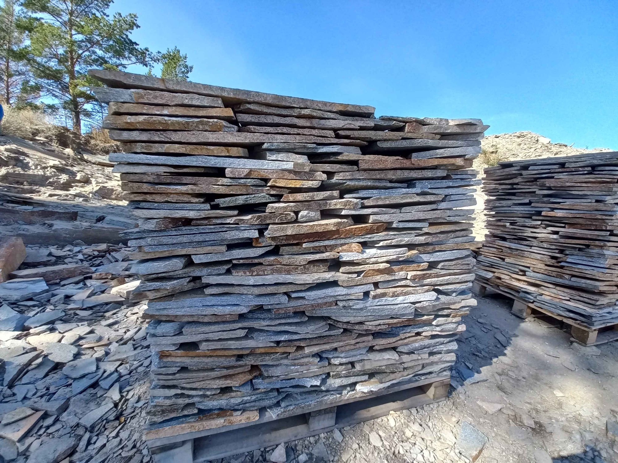 Плитняк златолит серебристый для фасада купить в Краснотурьинске