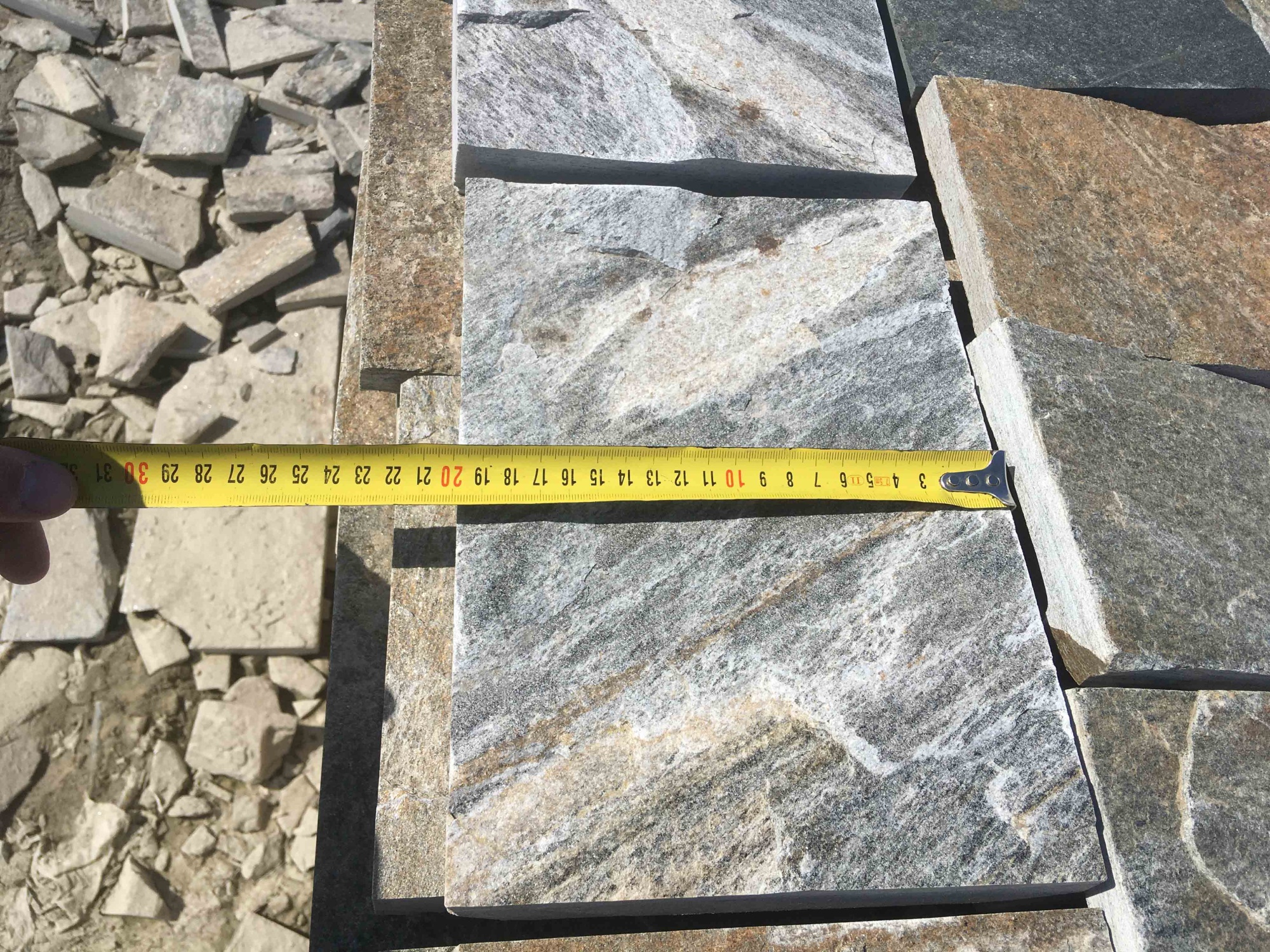 Плитка пилёная златолит Уральский для цоколя, отмостки купить в Краснотурьинске