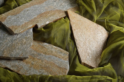 Плитняк златолит Уральский для цоколя, отмостки купить в Краснотурьинске