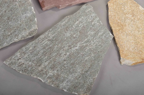 Плитняк златолит Уральский для цоколя, отмостки купить в Краснотурьинске