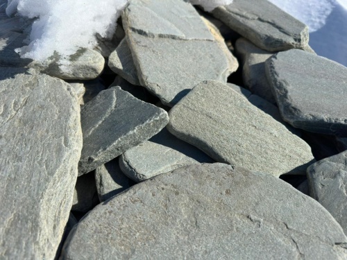 Плитняк златолит зелёный галтованный для цоколя купить в Краснотурьинске