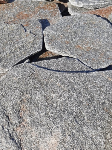 Златолит серебристый галтованный для лестниц купить в Краснотурьинске