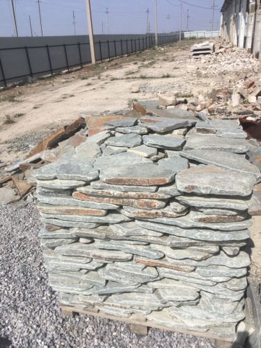 Златолит серебристый галтованный для лестниц купить в Краснотурьинске