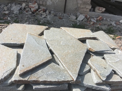 Златолит серебристый галтованный для лестниц купить в Краснотурьинске