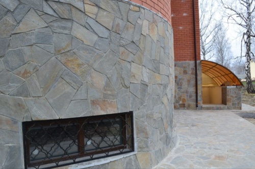 Плитняк златолит Уральский для цоколя, отмостки купить в Краснотурьинске